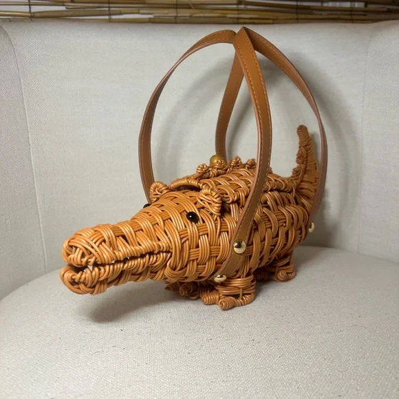 Tommy Bahama Tan Woven crocodile Handbag. Don’t worry it won’t bite 🐊 - Picture 3 of 10